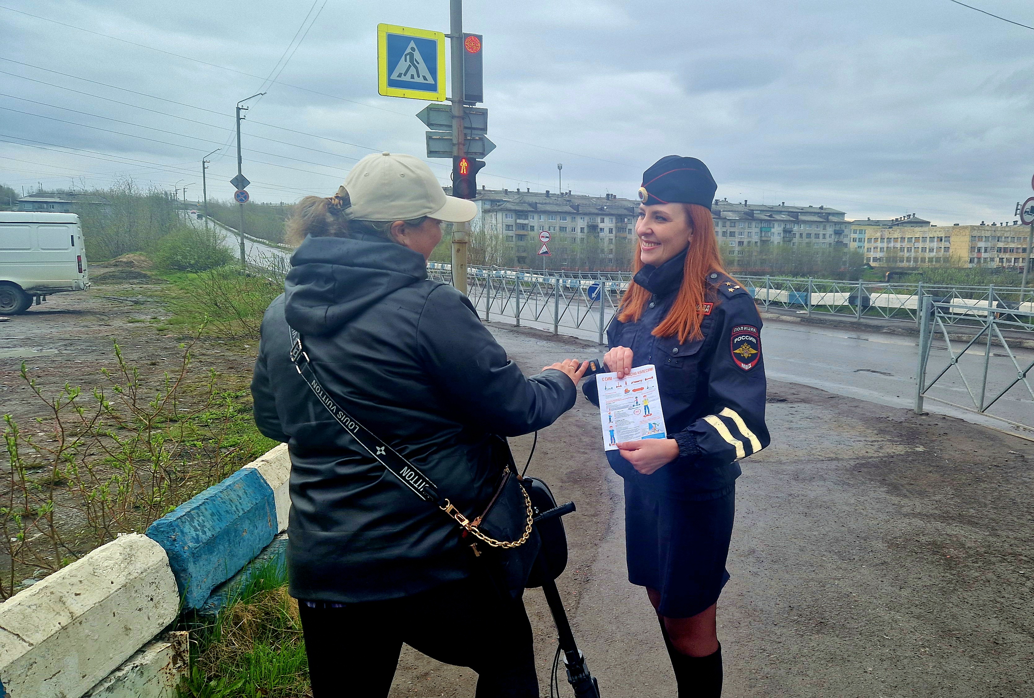 Госавтоинспекторы г. Воркуты напомнили горожанам о дорожной безопасности.