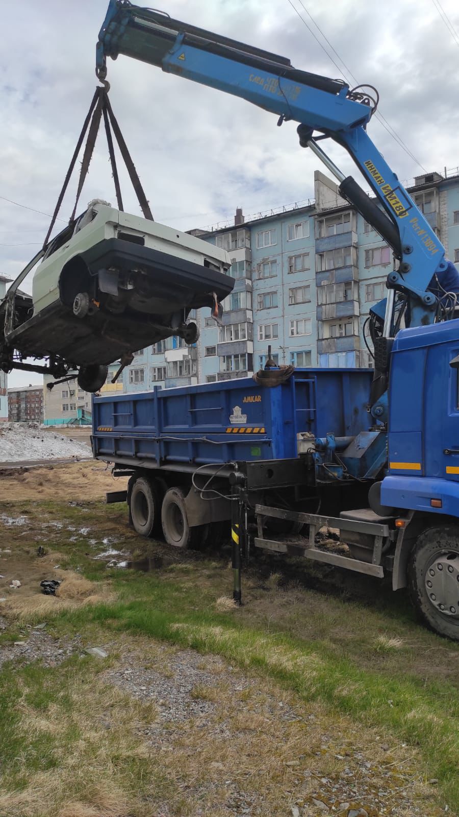 В Воркуте продолжают вывозить брошенный транспорт со дворов.