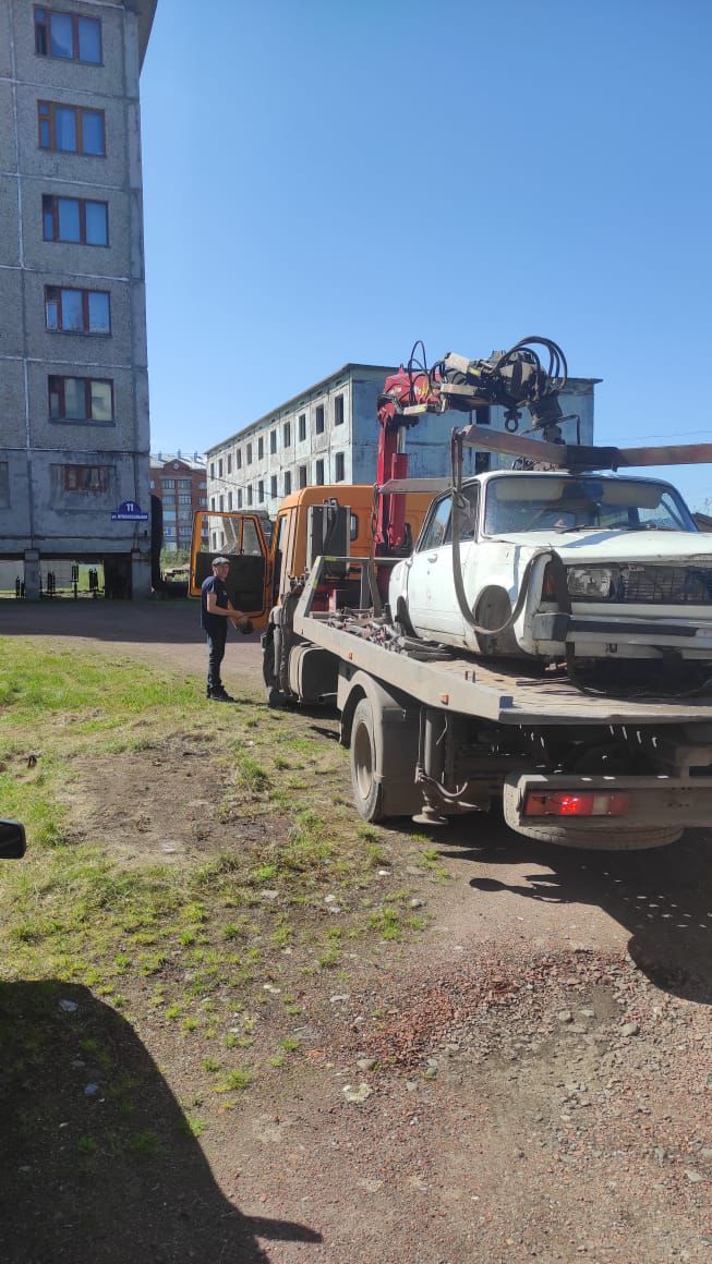 Из воркутинских дворов вывозят автохлам.