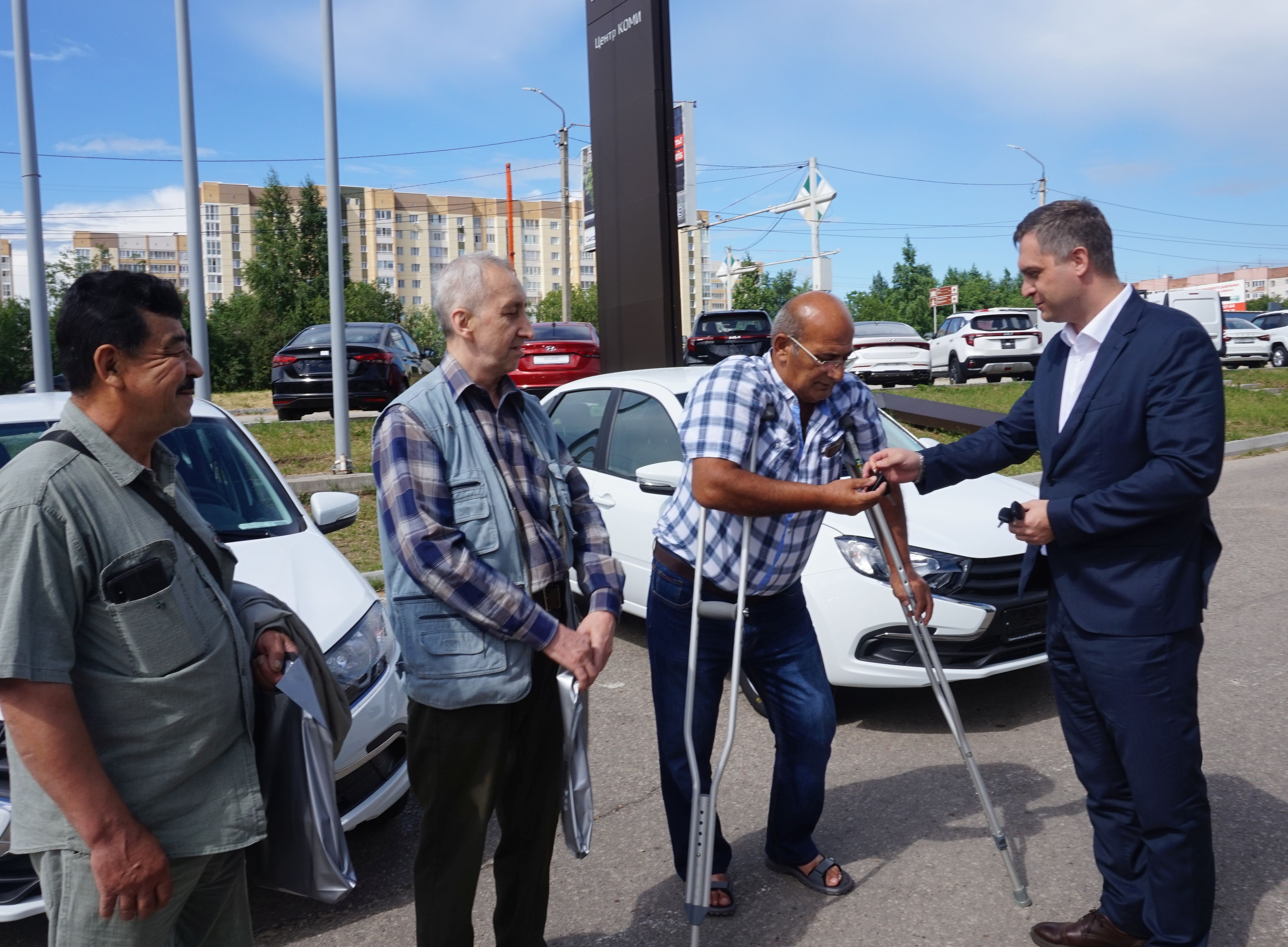 Семь жителей республики, пострадавших на производстве, получили новые автомобили от Отделения Социального фонда России по Коми.