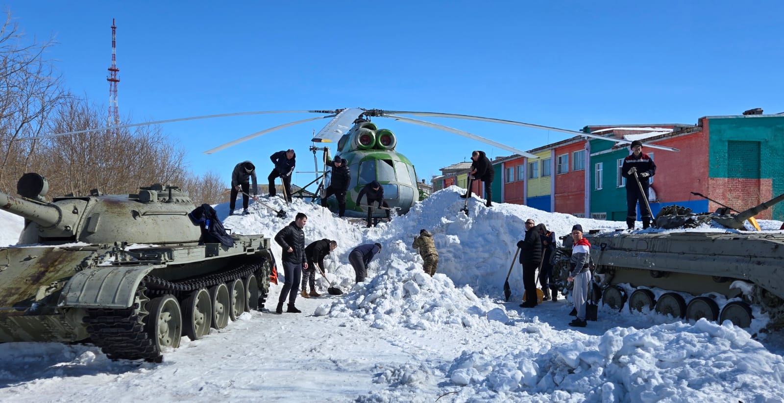В Воркуте к 9 мая приводят в порядок площадь Победы.
