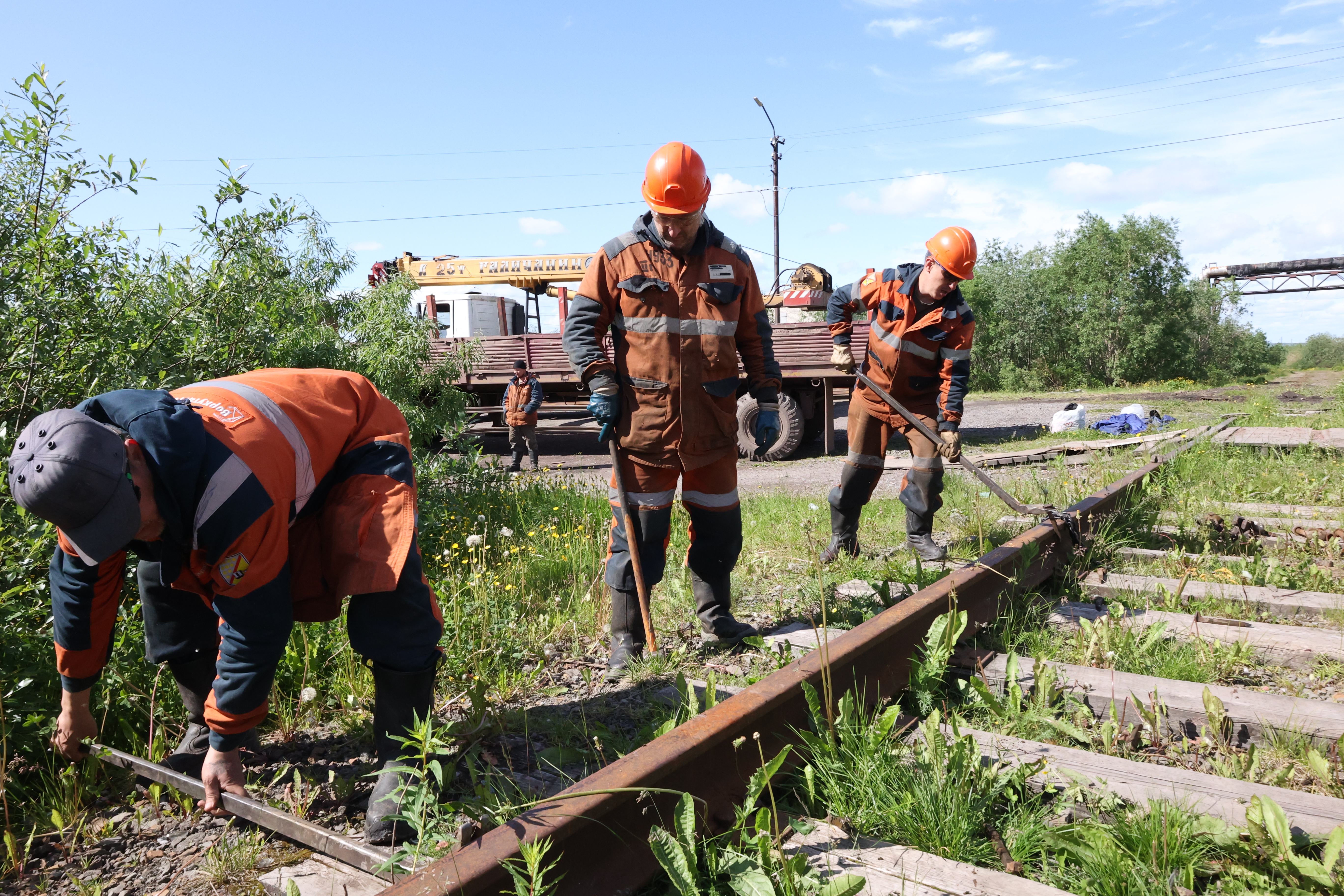 Шахтерский район свяжет с городом удобный пешеходный переход.