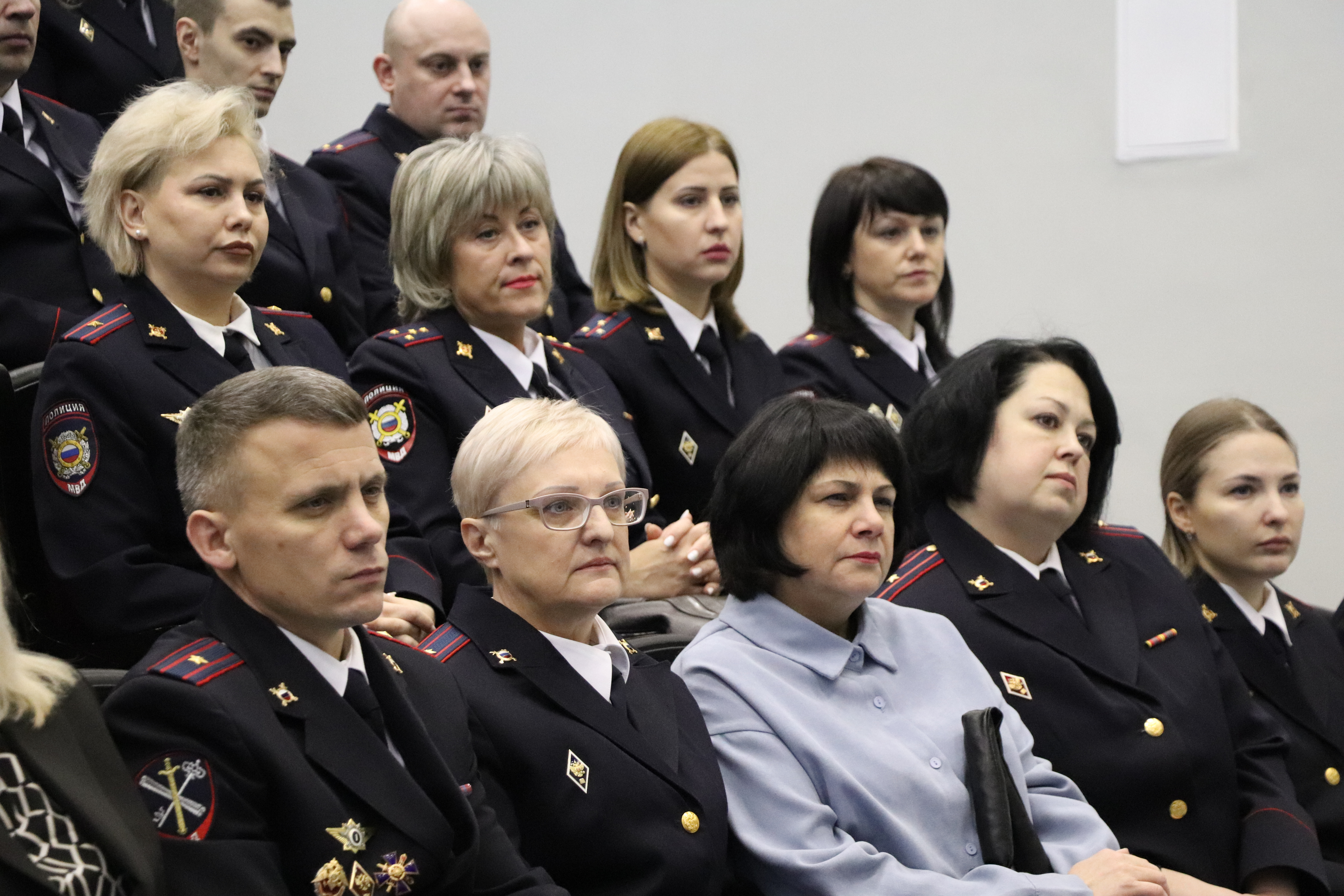 В преддверии Нового года воркутинским полицейским вручены благодарности.