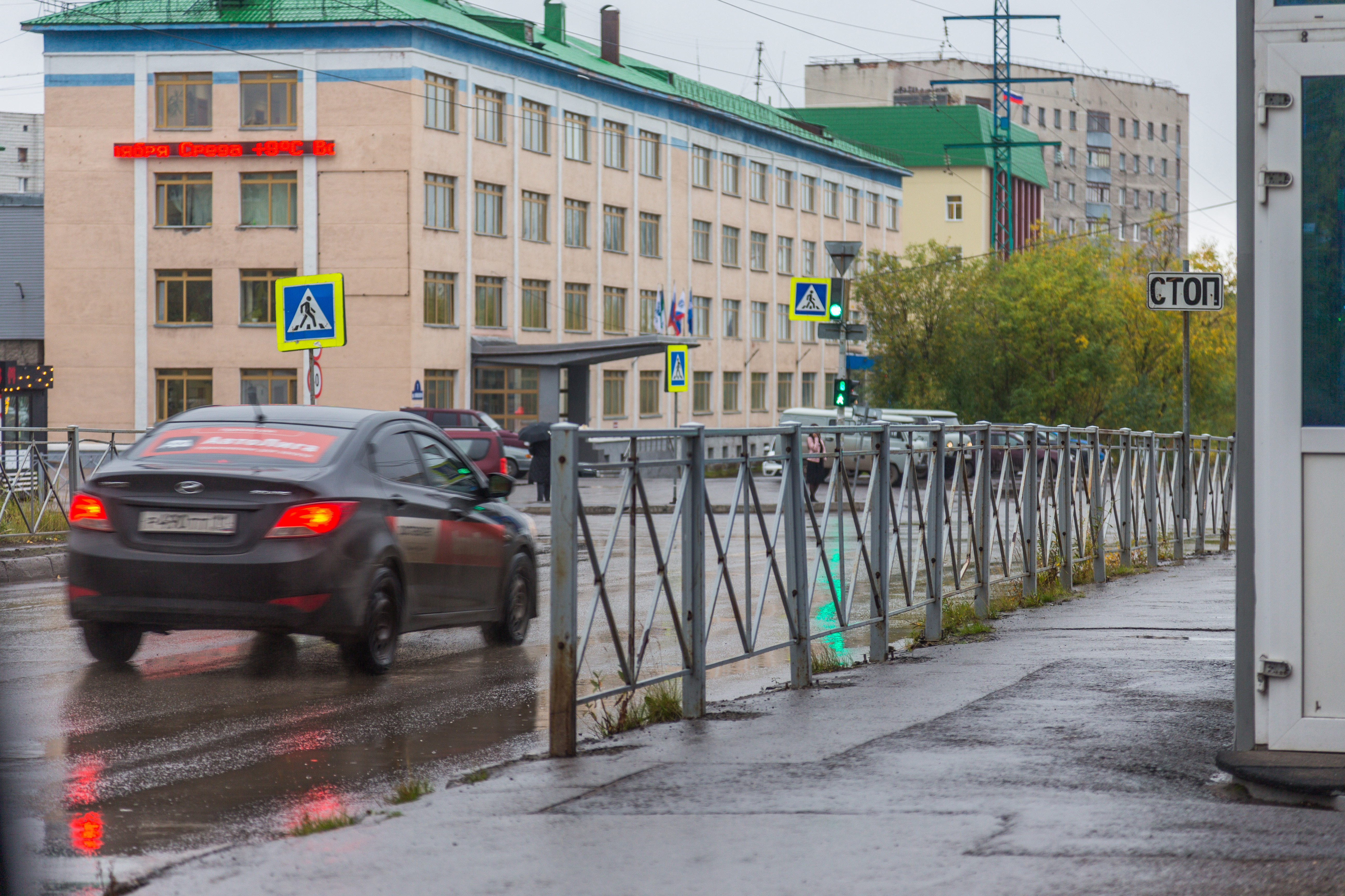 Зачем столько уличных ограждений в городе?.