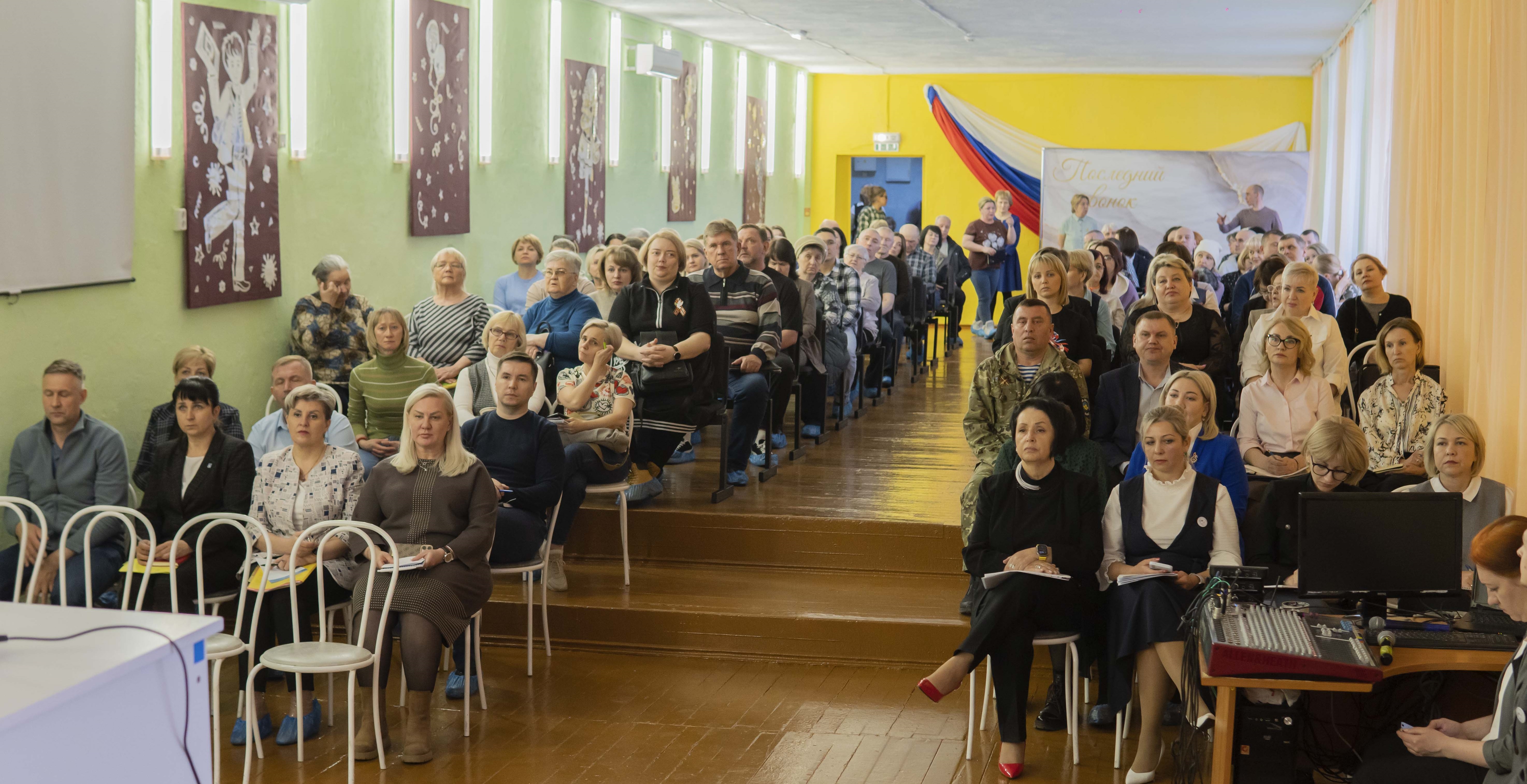 Игорь Гурьев провел встречу с жителями поселка Северного.
