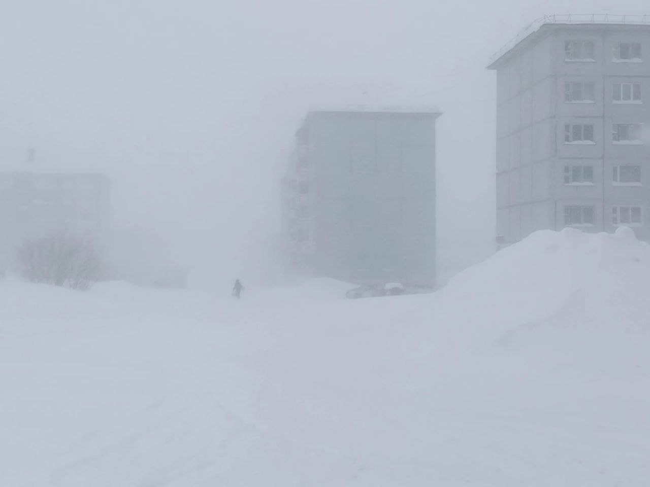 Несмотря на сильную метель, воркутинцы идут голосовать.