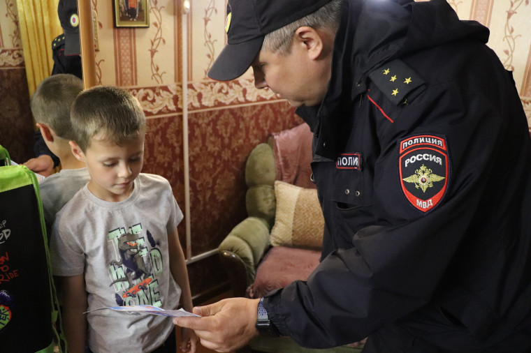 В Воркуте полицейские и члены общественного совета присоединились к акции МВД России «Помоги пойти учиться». В Воркуте полицейские и члены общественного совета присоединились к акции МВД России «Помоги пойти учиться».