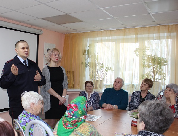 В Воркуте полицейские и общественники провели мероприятия с пожилыми гражданами по профилактике мошенничества. В Воркуте полицейские и общественники провели мероприятия с пожилыми гражданами по профилактике мошенничества.