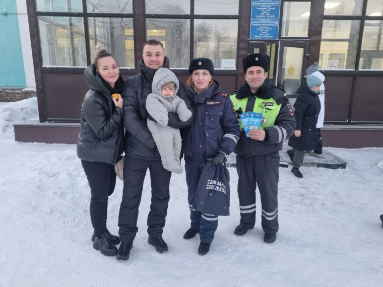 Госавтоинспекторы г. Воркуты провели профилактическую акцию вблизи детской поликлинике. Госавтоинспекторы г. Воркуты провели профилактическую акцию вблизи детской поликлинике.