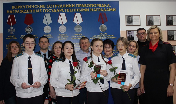 В Воркуте полицейские и общественники провели торжественную церемонию вручения паспортов подросткам. В Воркуте полицейские и общественники провели торжественную церемонию вручения паспортов подросткам.