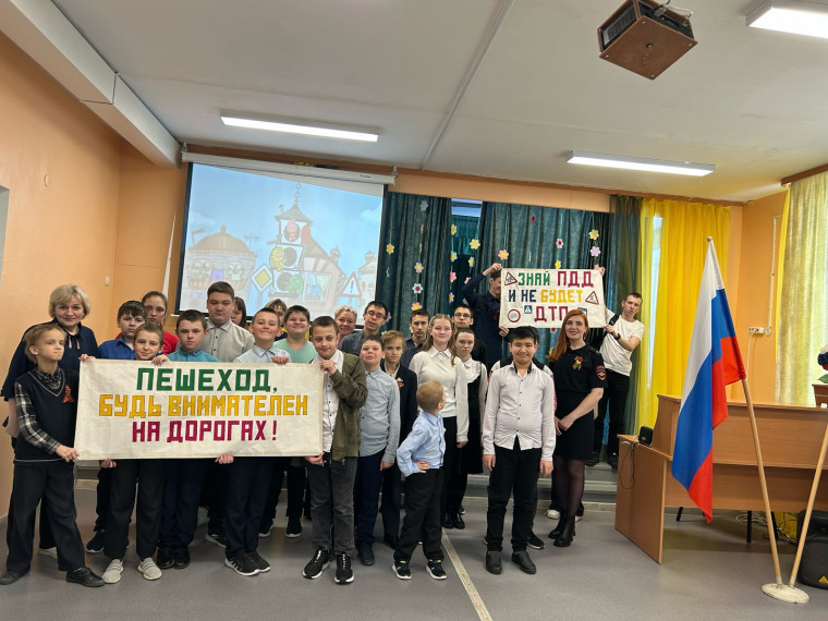 Госавтоинспекторы г. Воркуты напомнили школьникам о правилах дорожного движения. Госавтоинспекторы г. Воркуты напомнили школьникам о правилах дорожного движения.