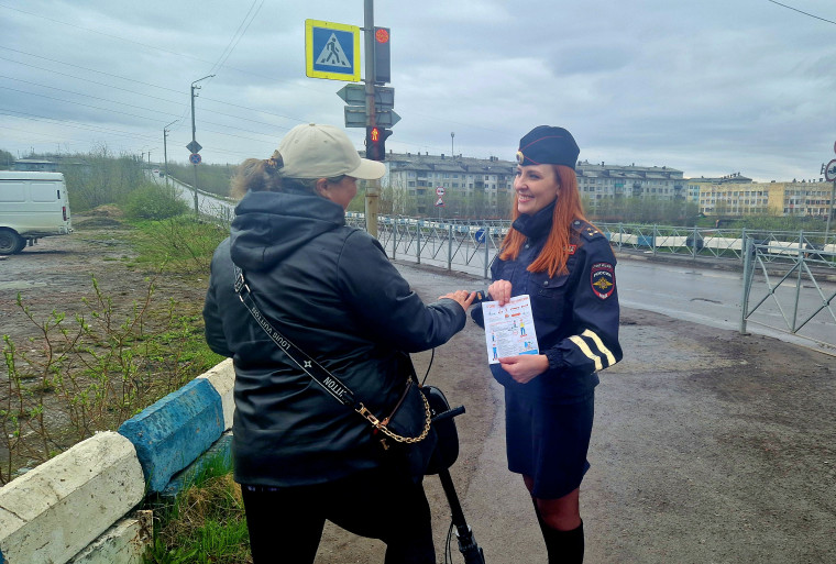 Госавтоинспекторы г. Воркуты напомнили горожанам о дорожной безопасности. Госавтоинспекторы г. Воркуты напомнили горожанам о дорожной безопасности.