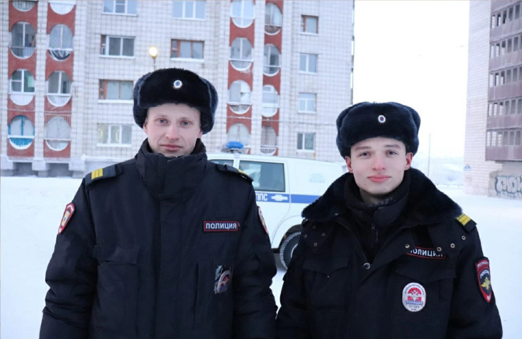 Полицейские помогли эвакуироваться на пожаре 35 жильцам многоквартирного дома в Республике Коми. Полицейские помогли эвакуироваться на пожаре 35 жильцам многоквартирного дома в Республике Коми.