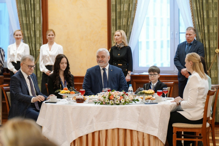 Глава Республики Коми В.В. Уйба вручил медалистам Вторых открытых молодёжных Арктических Дельфийских игр и их наставникам благодарственные письма. Глава Республики Коми В.В. Уйба вручил медалистам Вторых открытых молодёжных Арктических Дельфийских игр и их наставникам благодарственные письма.