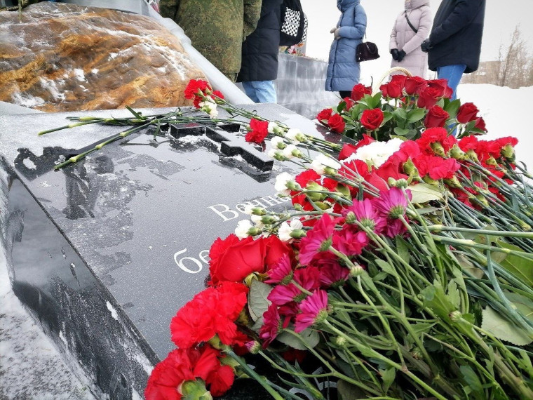 В Воркуте почтили память горняков и горноспасателей, погибших во время серии взрывов на шахте "Северная" в 2016 году. В Воркуте почтили память горняков и горноспасателей, погибших во время серии взрывов на шахте "Северная" в 2016 году.