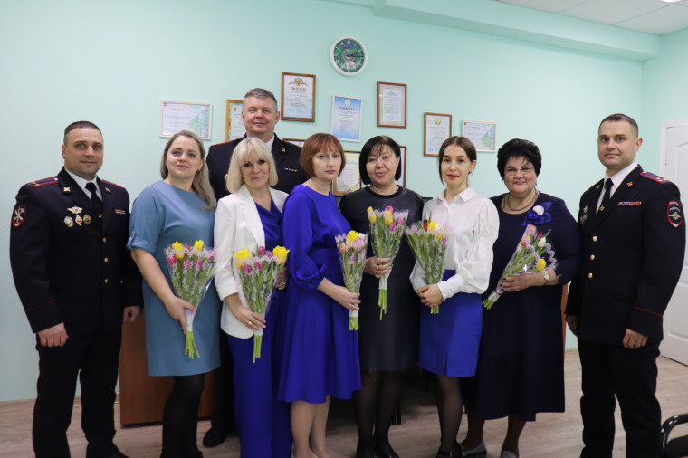 В Воркуте полицейские поздравили учителей с Международным женским днем. В Воркуте полицейские поздравили учителей с Международным женским днем.