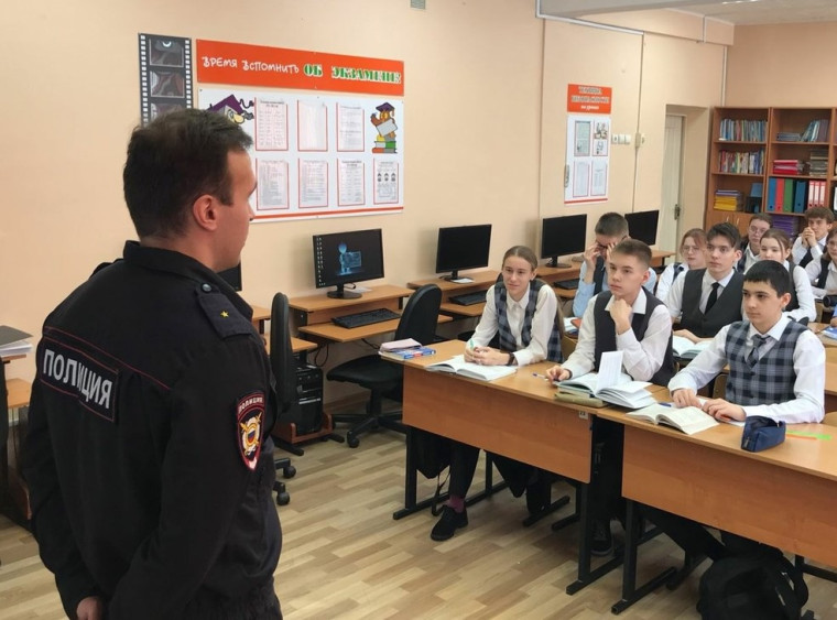 В рамках акции «Сообщи, где торгуют смертью» полицейские Воркуты провели беседы со школьниками. В рамках акции «Сообщи, где торгуют смертью» полицейские Воркуты провели беседы со школьниками.