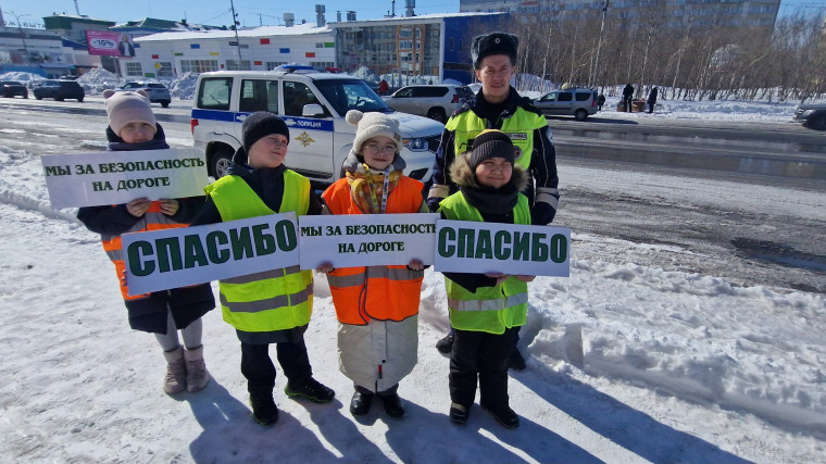 Юные инспекторы движения Воркуты поблагодарили водителей, соблюдающих ПДД. Юные инспекторы движения Воркуты поблагодарили водителей, соблюдающих ПДД.