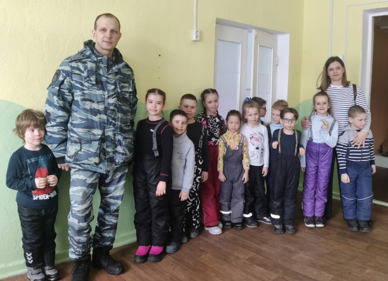 Полицейские-кинологи Воркуты рассказали дошкольникам о своей работе. Полицейские-кинологи Воркуты рассказали дошкольникам о своей работе.