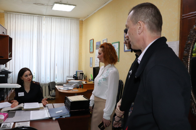 В Воркуте члены Общественного совета проверили работу отдела по вопросам миграции. В Воркуте члены Общественного совета проверили работу отдела по вопросам миграции.