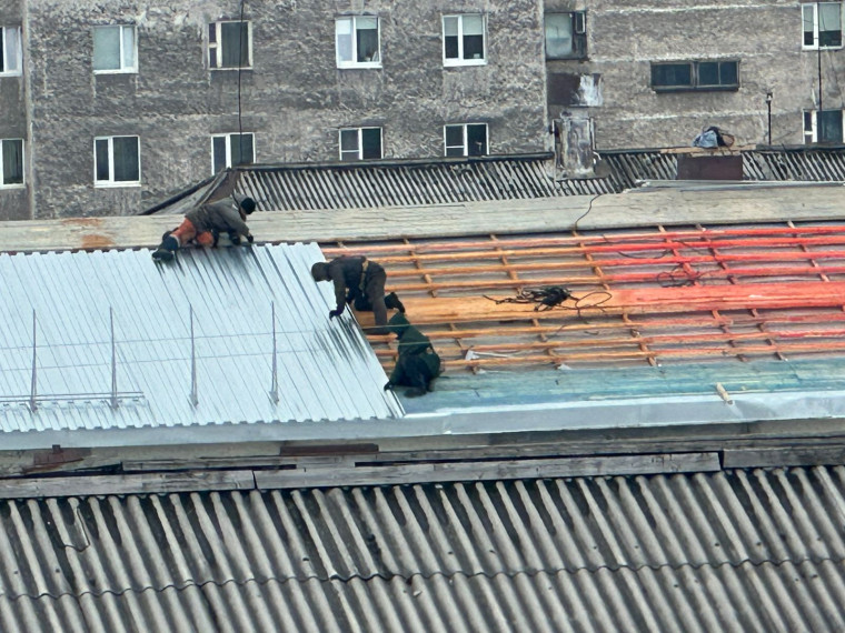 В Воркуте продолжается работа по замене кровель. В Воркуте продолжается работа по замене кровель.