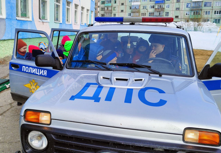 Госавтоинспекторы г. Воркуты проводят экскурсии для дошкольников. Госавтоинспекторы г. Воркуты проводят экскурсии для дошкольников.