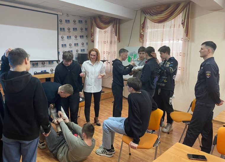 Общественники Воркуты провели тематический классный час по знанию ПДД. Общественники Воркуты провели тематический классный час по знанию ПДД.